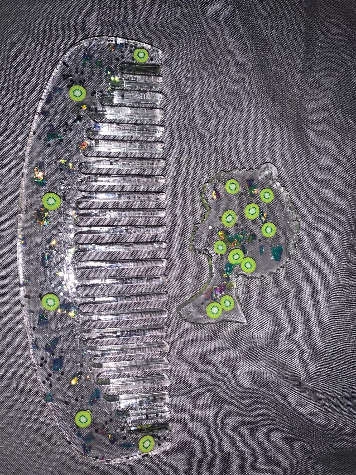 Kiwi comb & keychain