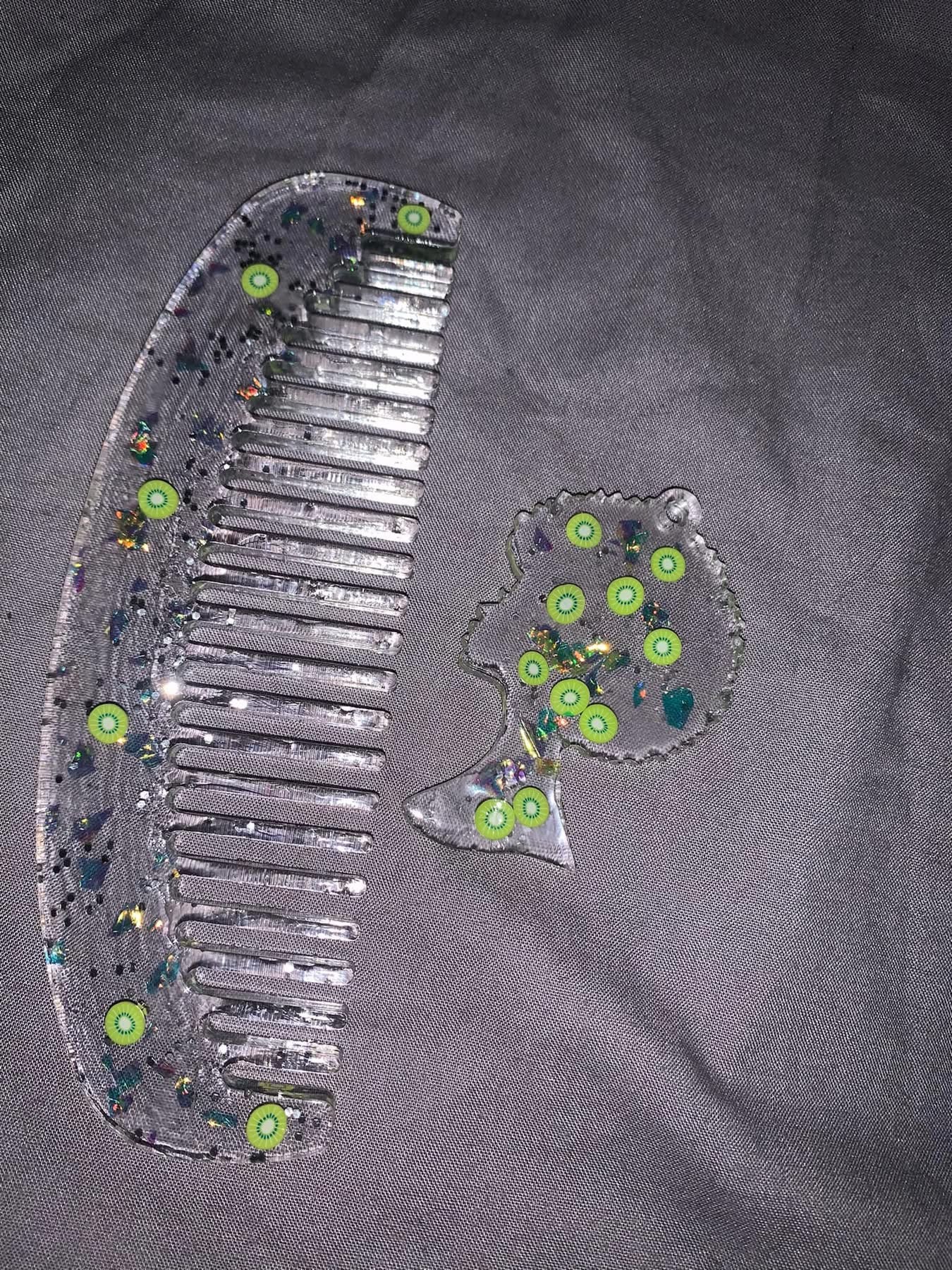 Kiwi comb & keychain