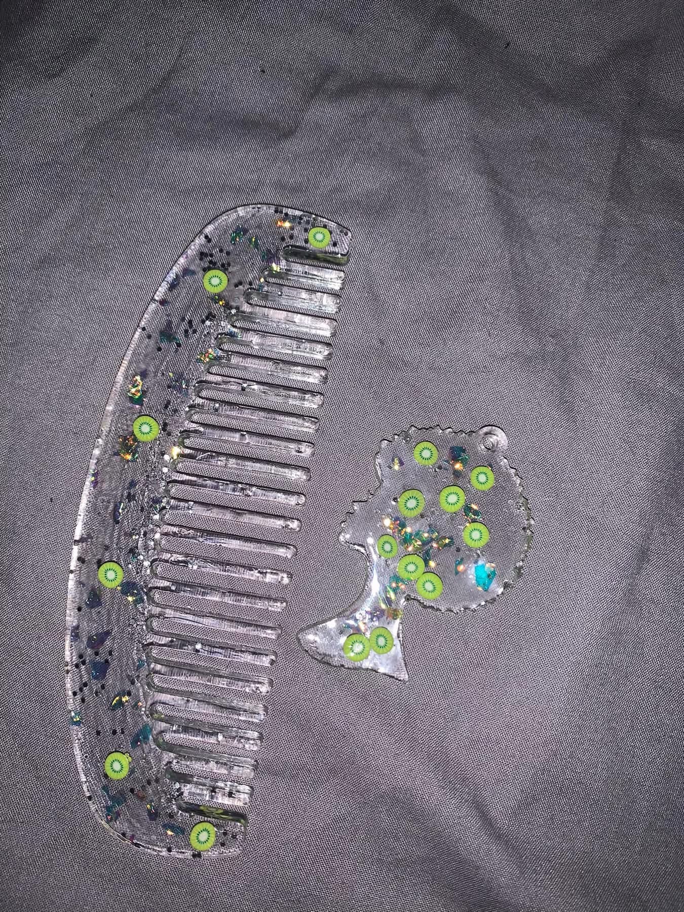 Kiwi comb & keychain