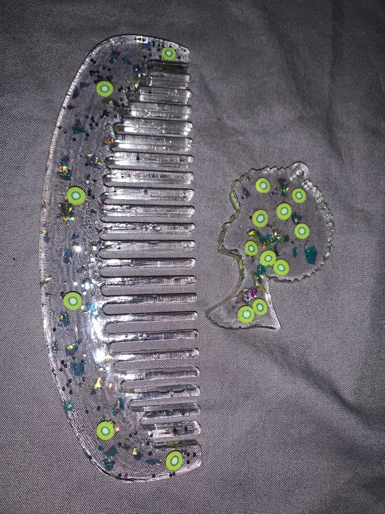 Kiwi comb & keychain